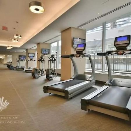 2-Bdrm And 1 Den 3 Bed Condo With 2 Bath - Walking Distance To Scotiabank Arena, Cn Tower, Union Station, Ripleys With Free Parking Toronto Kültér fotó