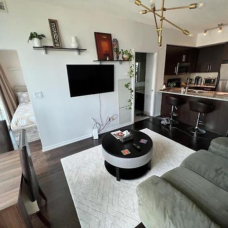 2-Bdrm And 1 Den 3 Bed Condo With 2 Bath - Walking Distance To Scotiabank Arena, Cn Tower, Union Station, Ripleys With Free Parking Toronto Kültér fotó
