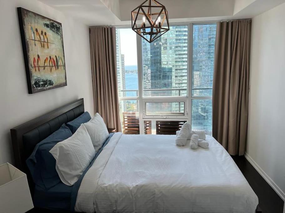 Spacious 2-Bdrm Condo - Next To Scotiabank Arena With Free Parking Toronto Kültér fotó