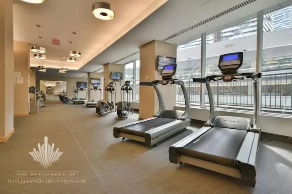 2-Bdrm And 1 Den 3 Bed Condo With 2 Bath - Walking Distance To Scotiabank Arena, Cn Tower, Union Station, Ripleys With Free Parking Toronto Kültér fotó
