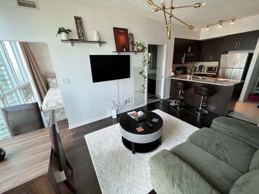 2-Bdrm And 1 Den 3 Bed Condo With 2 Bath - Walking Distance To Scotiabank Arena, Cn Tower, Union Station, Ripleys With Free Parking Toronto Kültér fotó