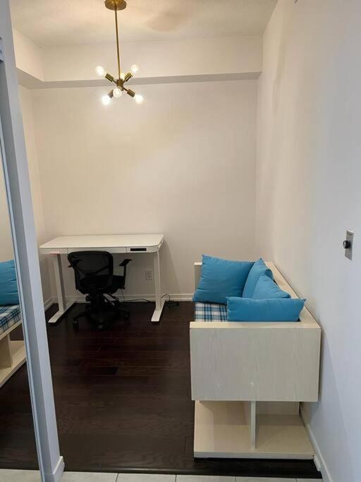 2-Bdrm And 1 Den 3 Bed Condo With 2 Bath - Walking Distance To Scotiabank Arena, Cn Tower, Union Station, Ripleys With Free Parking Toronto Kültér fotó