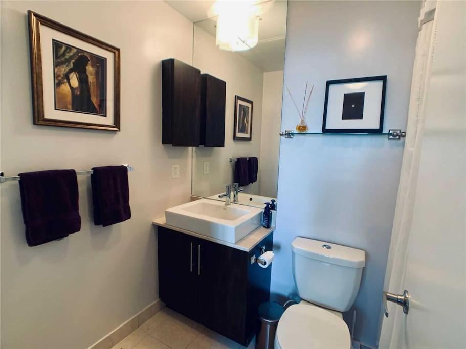 2-Bdrm And 1 Den 3 Bed Condo With 2 Bath - Walking Distance To Scotiabank Arena, Cn Tower, Union Station, Ripleys With Free Parking Toronto Kültér fotó