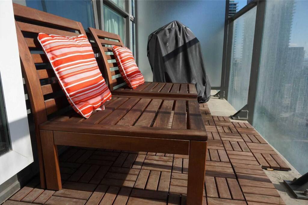 2-Bdrm And 1 Den 3 Bed Condo With 2 Bath - Walking Distance To Scotiabank Arena, Cn Tower, Union Station, Ripleys With Free Parking Toronto Kültér fotó