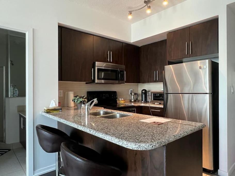 2-Bdrm And 1 Den 3 Bed Condo With 2 Bath - Walking Distance To Scotiabank Arena, Cn Tower, Union Station, Ripleys With Free Parking Toronto Kültér fotó