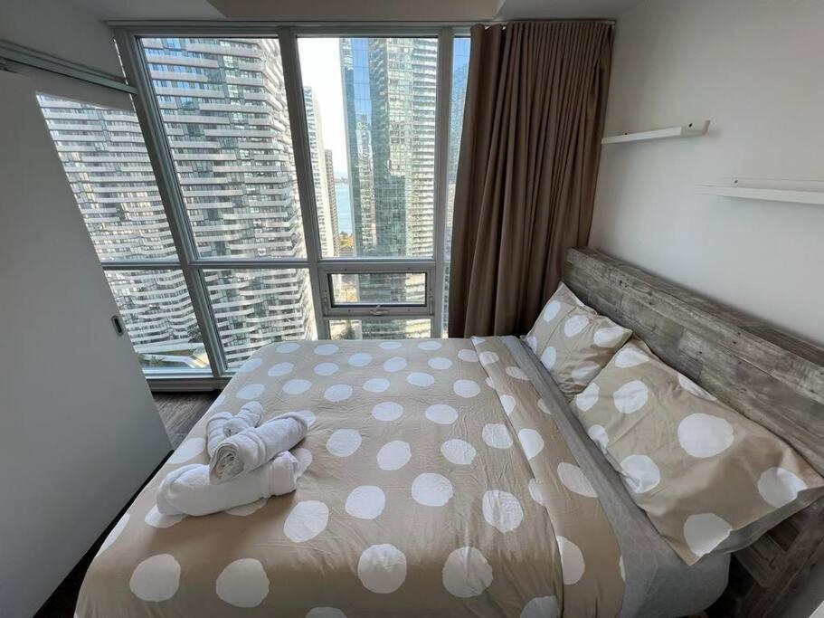 Spacious 2-Bdrm Condo - Next To Scotiabank Arena With Free Parking Toronto Kültér fotó