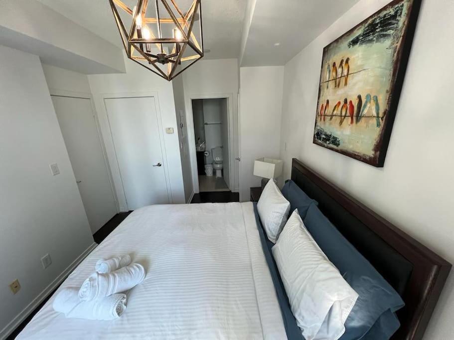 2-Bdrm And 1 Den 3 Bed Condo With 2 Bath - Walking Distance To Scotiabank Arena, Cn Tower, Union Station, Ripleys With Free Parking Toronto Kültér fotó