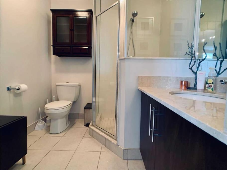 2-Bdrm And 1 Den 3 Bed Condo With 2 Bath - Walking Distance To Scotiabank Arena, Cn Tower, Union Station, Ripleys With Free Parking Toronto Kültér fotó